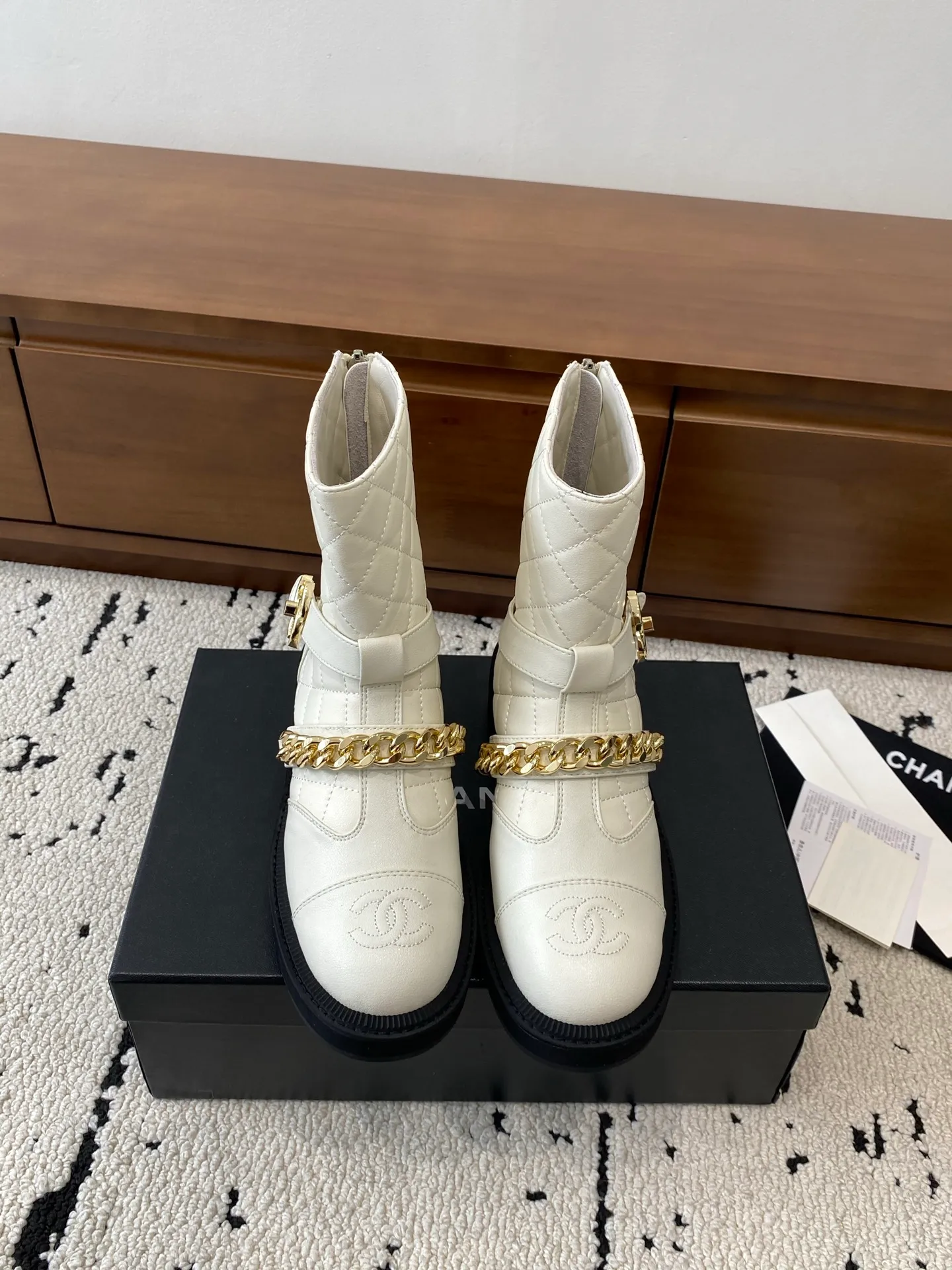 👟👟Ex-factory price 700👟👟 High version🍀 CHANEL 2025s autumn and winter series short boots, made of imported cowhide, with an additional height of 5cm to show leg length. Chanel's classic rhombus is used on the boot shaft, which Xiao Meimei particularly likes. This is Chanel's most popular style this autumn and winter. In addition, the entire boot shaft is equipped with a classic chain and school bag buckle. It is made of full-grain cowhide and uses a rear zipper. It is easy to put on the foot and super comfortable. It is a must-have for this autumn and winter. 🔴 Upper material: imported cowhide leather with anti-rust metal chain ❤︎ Consistently authentic ❤︎ Outsole: original Italian anti-slip rubber outsole Number of yards: 35-40 (40 is custom-made, non-refundable and non-exchangeable) Buy now 👉 Buy now 👉 Buy now 👉 Buy now 👉 Buy now 👉 Buy now 👉 Buy now 👉 Buy now 👉 Buy now 👉 Buy now 👉